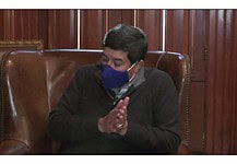 Regresa de retozar sólo para pedir prestado